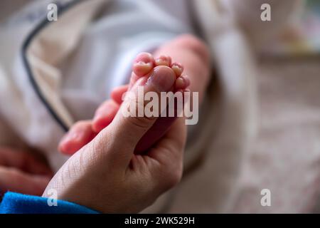 taille du pied de bébé par rapport à son orteil de mère Banque D'Images