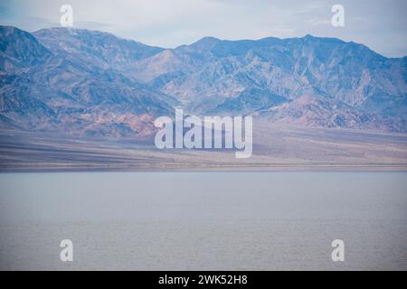 Le lac Manly n'apparaît pas souvent dans le bassin de Badwater dans le parc national de la Vallée de la mort, et est maintenant une destination touristique populaire. Banque D'Images