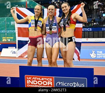 Birmingham, Royaume-Uni. 18 février 2024. REEKIE Jemma remporte le 800m féminin et établit un nouveau record de championnat avec BOFFEY Isabelle (R) 2e et WALLACE Erin (G) 3e lors des Championnats Microplus UK Athletics Indoor à l'Utilita Arena, Birmingham, Royaume-Uni. Crédit : LFP/Alamy Live News Banque D'Images