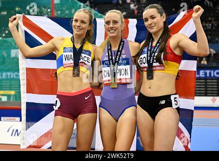 Birmingham, Royaume-Uni. 18 février 2024. REEKIE Jemma remporte le 800m féminin et établit un nouveau record de championnat avec BOFFEY Isabelle (R) 2e et WALLACE Erin (G) 3e lors des Championnats Microplus UK Athletics Indoor à l'Utilita Arena, Birmingham, Royaume-Uni. Crédit : LFP/Alamy Live News Banque D'Images