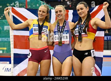 Birmingham, Royaume-Uni. 18 février 2024. REEKIE Jemma remporte le 800m féminin et établit un nouveau record de championnat avec BOFFEY Isabelle (R) 2e et WALLACE Erin (G) 3e lors des Championnats Microplus UK Athletics Indoor à l'Utilita Arena, Birmingham, Royaume-Uni. Crédit : LFP/Alamy Live News Banque D'Images