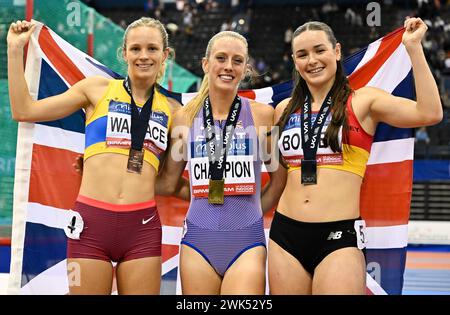 Birmingham, Royaume-Uni. 18 février 2024. REEKIE Jemma remporte le 800m féminin et établit un nouveau record de championnat avec BOFFEY Isabelle (R) 2e et WALLACE Erin (G) 3e lors des Championnats Microplus UK Athletics Indoor à l'Utilita Arena, Birmingham, Royaume-Uni. Crédit : LFP/Alamy Live News Banque D'Images