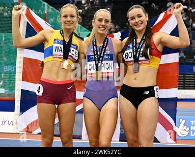 Birmingham, Royaume-Uni. 18 février 2024. REEKIE Jemma remporte le 800m féminin et établit un nouveau record de championnat avec BOFFEY Isabelle (R) 2e et WALLACE Erin (G) 3e lors des Championnats Microplus UK Athletics Indoor à l'Utilita Arena, Birmingham, Royaume-Uni. Crédit : LFP/Alamy Live News Banque D'Images