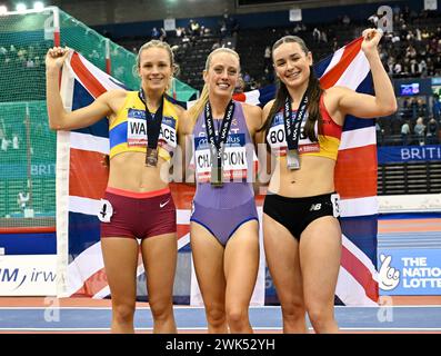 Birmingham, Royaume-Uni. 18 février 2024. REEKIE Jemma remporte le 800m féminin et établit un nouveau record de championnat avec BOFFEY Isabelle (R) 2e et WALLACE Erin (G) 3e lors des Championnats Microplus UK Athletics Indoor à l'Utilita Arena, Birmingham, Royaume-Uni. Crédit : LFP/Alamy Live News Banque D'Images