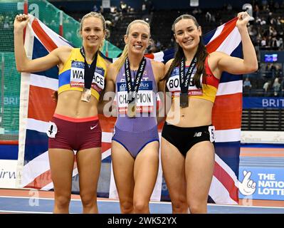 Birmingham, Royaume-Uni. 18 février 2024. REEKIE Jemma remporte le 800m féminin et établit un nouveau record de championnat avec BOFFEY Isabelle (R) 2e et WALLACE Erin (G) 3e lors des Championnats Microplus UK Athletics Indoor à l'Utilita Arena, Birmingham, Royaume-Uni. Crédit : LFP/Alamy Live News Banque D'Images