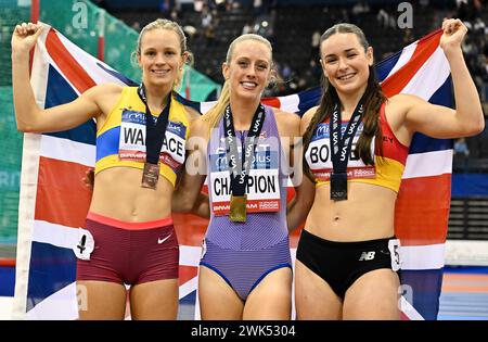 Birmingham, Royaume-Uni. 18 février 2024. REEKIE Jemma remporte le 800m féminin et établit un nouveau record de championnat avec BOFFEY Isabelle (R) 2e et WALLACE Erin (G) 3e lors des Championnats Microplus UK Athletics Indoor à l'Utilita Arena, Birmingham, Royaume-Uni. Crédit : LFP/Alamy Live News Banque D'Images