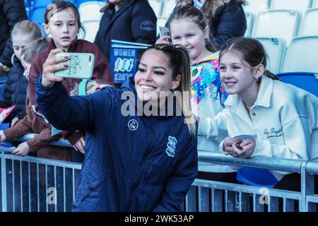 Birmingham, Royaume-Uni. 18 février 2024. Birmingham, Angleterre, le 18 février 2024 : Ivana Fuso (13 Birmingham) prend des photos après le match de football FA Womens Championship entre Birmingham City et Southampton à St Andrews à Birmingham, Angleterre (Natalie Mincher/SPP) crédit : SPP Sport Press photo. /Alamy Live News Banque D'Images