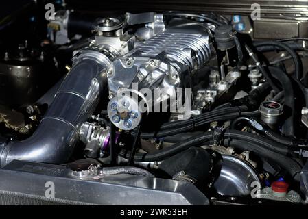 Gros plan caractéristiques d'un moteur de voiture puissant avec des arrangements personnalisés. Banque D'Images