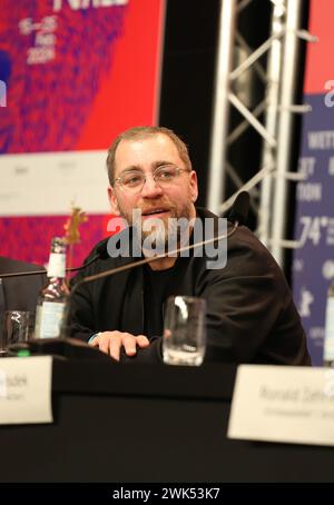 Berlin, Allemagne, le 18 février 2024, le producteur Jan Krüger à la conférence de presse du film Dying (Sterben) au 74ème Festival International du film de la Berlinale. Crédit photo : Doreen Kennedy / Alamy Live News. Banque D'Images