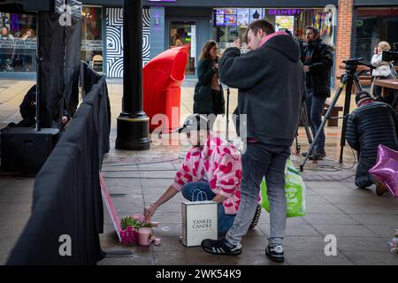 Brianna Ghey, une jeune fille transgenre britannique de 16 ans, a été assassinée dans une attaque préméditée. Des amis déposent des fleurs et allument des bougies à sa veillée Banque D'Images