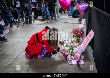 Allumer une bougie lors de la veillée de Brianna Ghey, une jeune fille transgenre britannique de 16 ans, a été assassinée dans une attaque préméditée par Scarlett Jenkinson an Banque D'Images