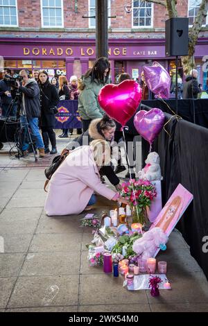 La pose de fleurs lors de la veillée de Brianna Ghey, une jeune fille transgenre britannique de 16 ans, a été assassinée dans une attaque préméditée par Scarlett Jenkinson et E. Banque D'Images