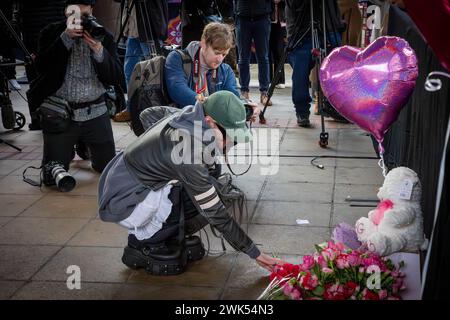 Placer des fleurs pour Brianna Ghey, une jeune fille transgenre britannique de 16 ans, a été assassinée lors d'une attaque préméditée par Scarlett Jenkinson et Eddie Ratcli Banque D'Images