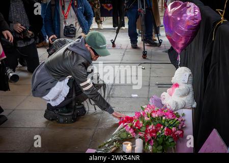 Placer des fleurs pour Brianna Ghey, une jeune fille transgenre britannique de 16 ans, a été assassinée lors d'une attaque préméditée par Scarlett Jenkinson et Eddie Ratcli Banque D'Images