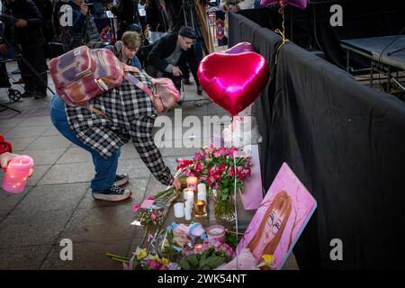 Placer des fleurs pour Brianna Ghey, une jeune fille transgenre britannique de 16 ans, a été assassinée lors d'une attaque préméditée par Scarlett Jenkinson et Eddie Ratcli Banque D'Images