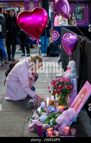 La pose de fleurs lors de la veillée de Brianna Ghey, une jeune fille transgenre britannique de 16 ans, a été assassinée dans une attaque préméditée par Scarlett Jenkinson et E. Banque D'Images