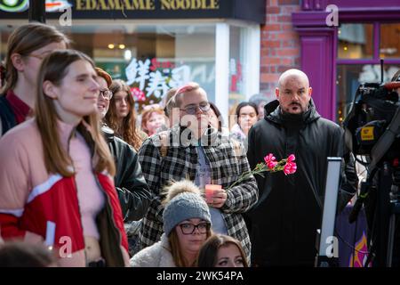 Tenant des fleurs roses lors de la veillée pour Brianna Ghey, une jeune fille transgenre britannique de 16 ans, a été assassinée dans une attaque préméditée par Scarlett Jenkinso Banque D'Images