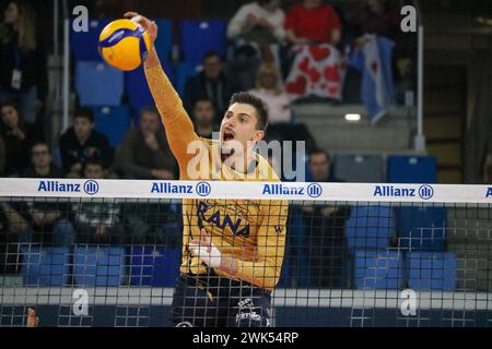 Milan, Italie. 18 février 2024. ALEKS GROZDANOV (RANA VERONA) pendant Allianz Milano vs Rana Verona, match de Superligue masculine de volleyball Italien Serie A à Milan, Italie, le 18 février 2024 crédit : Agence photo indépendante/Alamy Live News Banque D'Images