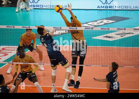 Milan, Italie. 18 février 2024. AGUSTIN PERDANT (POWERVOLLEY MILNAO) ET LE MONSTRE BOCK ALEKS GROZDANOV (RANA VERONA) pendant Allianz Milano vs Rana Verona, match de volleyball Italien Serie A Men Superligue à Milan, Italie, 18 février 2024 crédit : Agence photo indépendante/Alamy Live News Banque D'Images