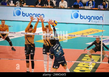 Milan, Italie. 18 février 2024. YUKI ISHIKAWA (POWERVOLLEY MILANO) ET MONSTER BLOCK ALEKS GROZDANOV ET ROK MOZIC (RANA VÉRONE) lors de Allianz Milano vs Rana Vérone, match de volleyball Italien Serie A Men Superleague à Milan, Italie, 18 février 2024 crédit : Agence photo indépendante/Alamy Live News Banque D'Images