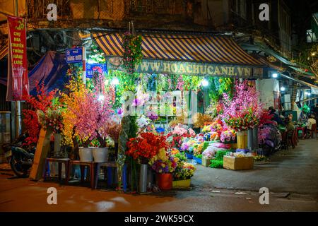 Un magasin de fleurs dans un marché nocturne vietnamien Banque D'Images