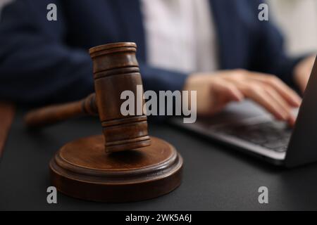 Notaire travaillant avec un ordinateur portable à table, concentrez-vous sur le marteau Banque D'Images