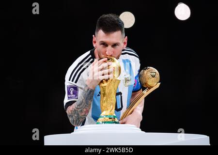 LUSAIL CITY, QATAR - 18 DÉCEMBRE : Lionel Messi célèbre avec le Trophée de la Coupe du monde après la finale de la Coupe du monde de la FIFA Qatar 2022. Banque D'Images