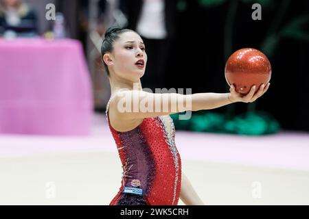 Chieti, Italie. 17 février 2024. La gymnaste rythmique italienne Milena Baldassarri se produit pour Ginnastica Fabriano lors de la gymnastique rythmique FGI 2024 saison régulière Serie A1 1er tour à Palatricalle Chieti. Première ronde de saison régulière des championnats italiens de gymnastique rythmique 2024 à Chieti, Italie crédit : SOPA images Limited/Alamy Live News Banque D'Images