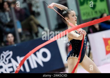 Chieti, Italie. 17 février 2024. La gymnaste rythmique italienne Gaia Mancini se produit pour l'équipe Udinese lors de la gymnastique rythmique FGI 2024 saison régulière Serie A1 1er tour à Palatricalle Chieti. Première ronde de saison régulière des championnats italiens de gymnastique rythmique 2024 à Chieti, Italie crédit : SOPA images Limited/Alamy Live News Banque D'Images