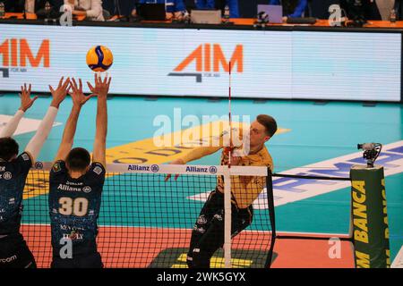 Milan, Italie. 18 février 2024. DONOVAN DZAVORONOK (RANA VERONA) pendant Allianz Milano vs Rana Verona, match de Superligue de volleyball Italien Serie A Men à Milan, Italie, 18 février 2024 crédit : Agence photo indépendante/Alamy Live News Banque D'Images