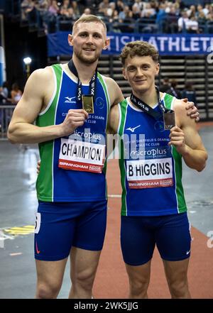 Birmingham, Royaume-Uni. 18 février 2024. Lee Thompson (médaille d'or) et Ben Higgins (médaille d'argent) tous deux de la ville de Sheffield Dearne après avoir participé au 400m masculin aux Championnats d'athlétisme en salle Microplus UK, Utilita Arena, Birmingham, Royaume-Uni les 17 et 18 février 2024. Photo de Gary Mitchell crédit : Gary Mitchell, GMP Media/Alamy Live News Banque D'Images