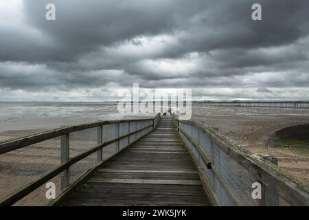 Vue côtière sur l'estuaire de la Tamise à Southend par une journée nuageuse et nuageuse. Banque D'Images