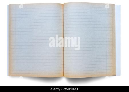 Ancien carnet ouvert à lignes vintage avec pages jaunies, offrant une toile vierge pour des idées créatives et des pensées. Isolé. Banque D'Images