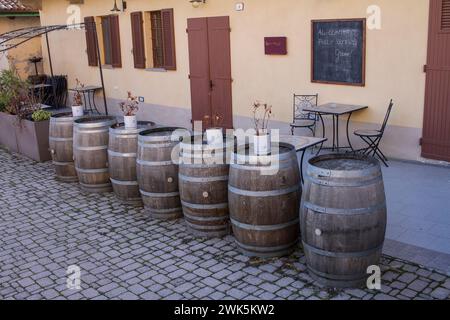 Typique village italien dans les Langhe, appelé Verduno, avec rangée de demijohns de vin devant un restaurant Banque D'Images