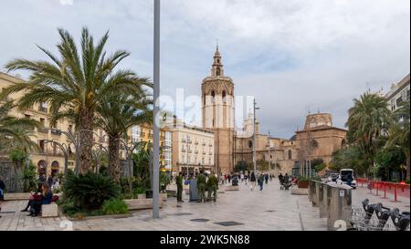 Valencia, Espagne - 02.08.2024 : la place en face de la Catedral de Santa María de Valencia Banque D'Images