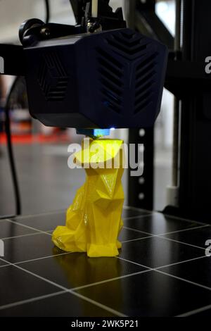 Processus d'impression d'un objet avec une imprimante 3D. Imprimante 3D imprimant un modèle à partir de plastique fondu. Impression 3D. Création robotique de formes de moules. Création automatisée de prototypage de la technologie des imprimantes 3D. Banque D'Images