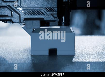 Processus d'impression d'un objet avec une imprimante 3D. Imprimante 3D imprimant un modèle à partir de plastique fondu. Impression 3D. Création robotique de formes de moules. Création automatisée de prototypage de la technologie des imprimantes 3D. Banque D'Images