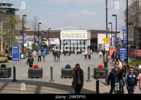 Crucible Theatre Tudor Square Sheffield centre-ville Angleterre Royaume-Uni, les foules pour le Championnat du monde de snooker 2015 public Street scène British City Banque D'Images