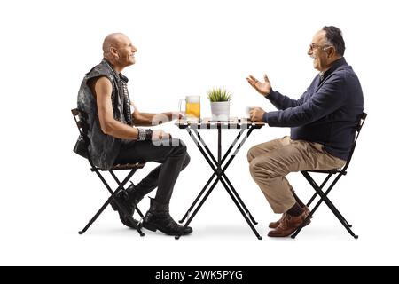 Punk avec une pinte de bière dans un café et un homme mûr avec une tasse de café ayant une conversation isolée sur fond blanc Banque D'Images