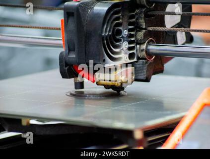 Processus d'impression d'un objet avec une imprimante 3D. Imprimante 3D imprimant un modèle à partir de plastique fondu. Impression 3D. Création robotique de formes de moules. Création automatisée de prototypage de la technologie des imprimantes 3D. Banque D'Images
