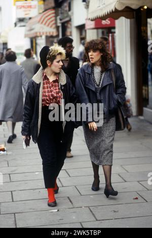 Street Fashion 1980s UK. Smarty habillé jeunes femmes marchant sur la King Road Chelsea London un samedi après-midi 1983. Angleterre HOMER SYKES Banque D'Images