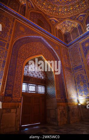 Les couleurs à couper le souffle de la mosquée à Tilla Kari Madrassa, Samarcande, Ouzbékistan Banque D'Images