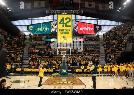 18 février 2024 : Nicki Collen (à gauche), l'entraîneuse de basket-ball féminine de Baylor, rejoint l'ancienne star de Baylor Brittney Griner sur le terrain comme une bannière reconnaissant la retraite du maillot de Griner n° 42 est élevé au-dessus du Foster Pavilion avant un match de basket-ball féminin de la Big 12 Conference contre Texas Tech en février 18 janvier 2024, à Waco. (Crédit image : © Scott Coleman/ZUMA Press Wire) USAGE ÉDITORIAL SEULEMENT! Non destiné à UN USAGE commercial ! Banque D'Images