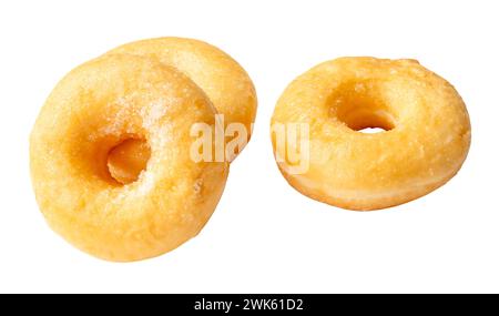 Vue avant de trois délicieux mini Donuts de sucre cannelle est isolé sur fond blanc avec chemin de découpage. Beignets saupoudrés de sucre Banque D'Images