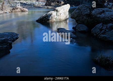 Creek avec des rochers dans Henry Coe State Park. Banque D'Images