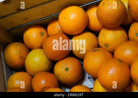 Oranges fraîches dans une boîte en bois. Banque D'Images