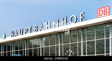 cologne, allemagne 04 juillet 2023 : lettrage Hauptbahnhof et logo DB et S-Bahn sur le toit de la gare principale de cologne Banque D'Images