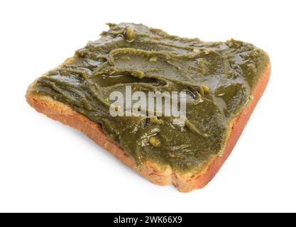 Toast avec savoureux beurre de pistache isolé sur blanc Banque D'Images