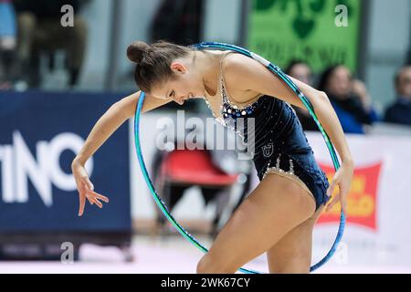 Chieti, Italie. 17 février 2024. La gymnaste rythmique italienne Anastasia Gennad'Evna Simakova se produit pour Udinese Team lors de la première manche de gymnastique rythmique FGI 2024 saison régulière Serie A1 à Palatricalle Chieti Italie le 17 février 2024. Première manche de saison régulière des Championnats italiens de gymnastique rythmique 2024 à Chieti, Italie (photo Davide Di Lalla/SOPA images/SIPA USA) crédit : SIPA USA/Alamy Live News Banque D'Images