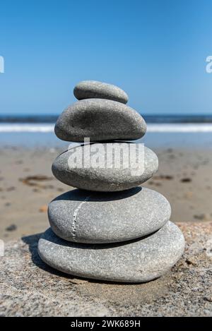 Cairn de roche à la plage Banque D'Images
